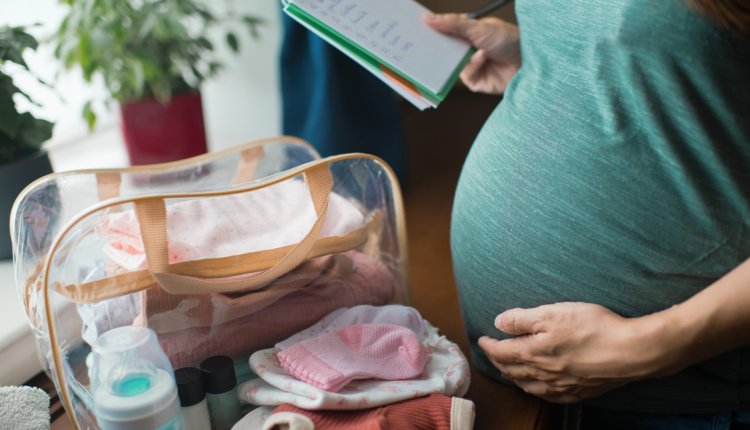 Vrouw maakt babytas voor ziekenhuis klaar