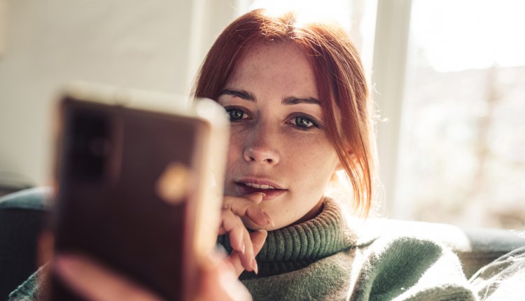 Vrouw leest bericht op haar smartphone