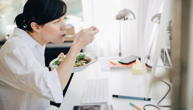 Lunchen achter de computer