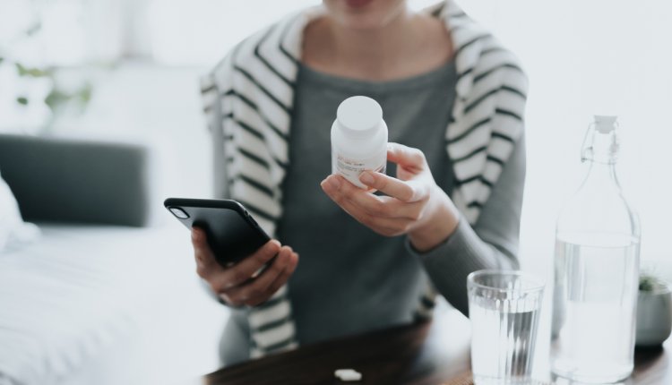 Vrouw met pot medicijnen