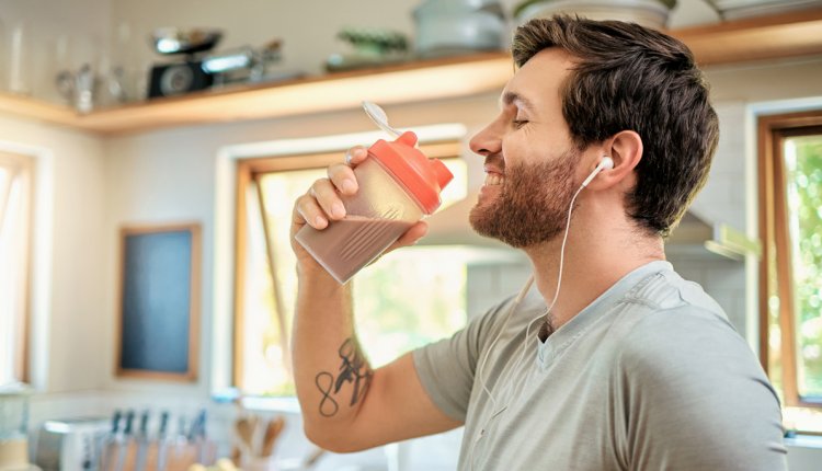 Sportieve man drinkt eiwitrijke drank