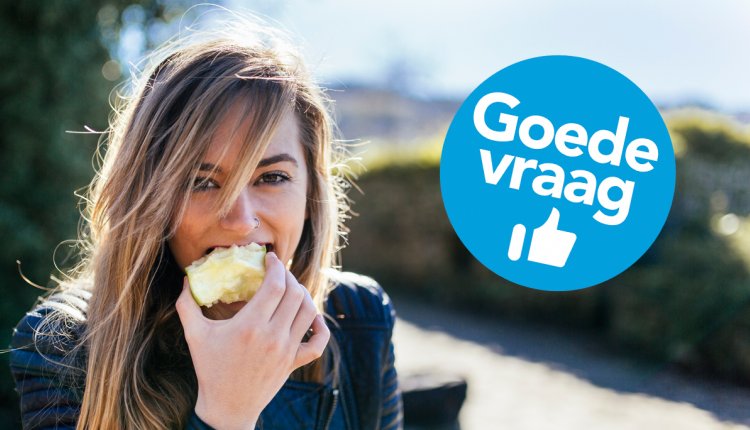 vrouw eet appel in het zonnetje buiten