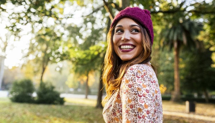 vrouw herfst met muts op