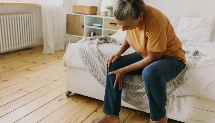 vrouw heeft kramp in haar voeten