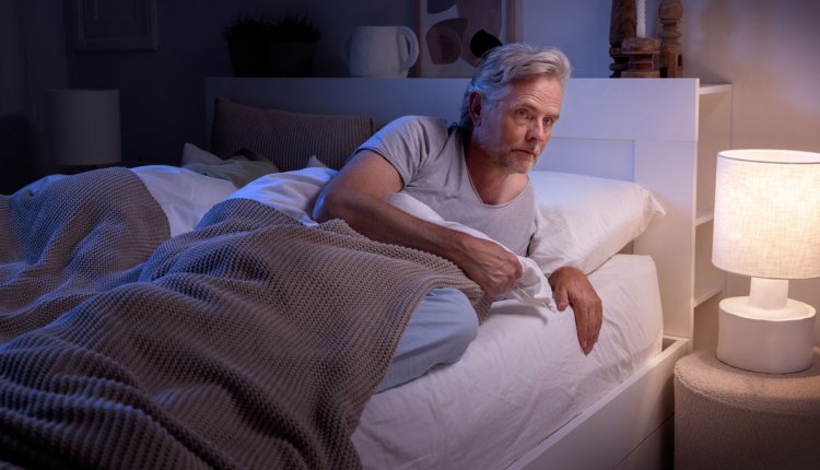 Man gaat 'snachts het bed uit om te plassen