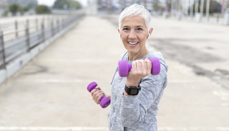 sportieve vrouw met gewichtjes