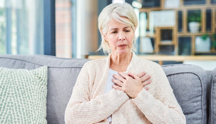 Vrouw met druk op haar borst