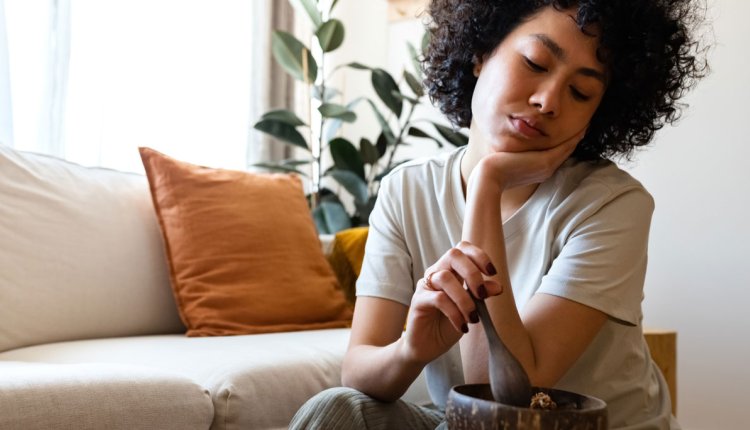 Vrouw beetje down geen zin om te eten