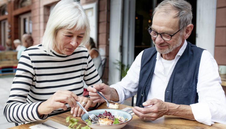 ouder stel eet gezonde salade