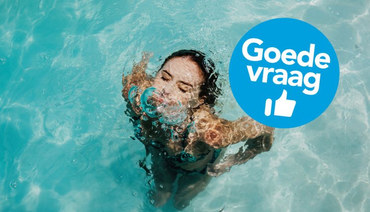 Vrouw kopje onder in het zwembad 