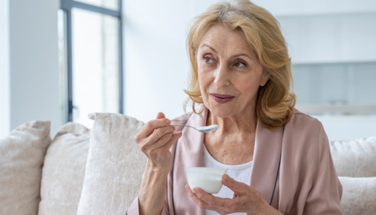 zieke senior vrouw eet gezond