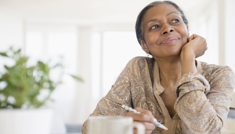 senior vrouw denkt na