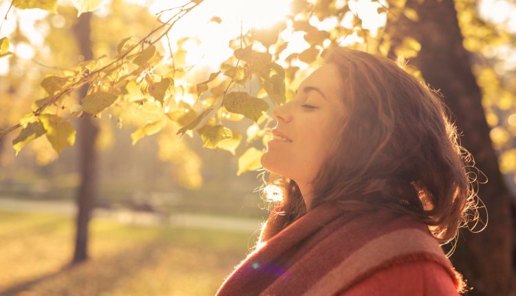 Vrouw in de herfstzon