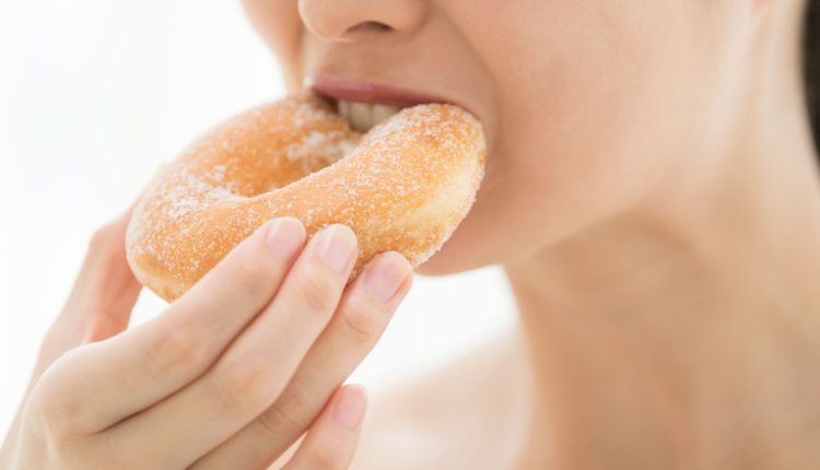 Vrouw eet donut