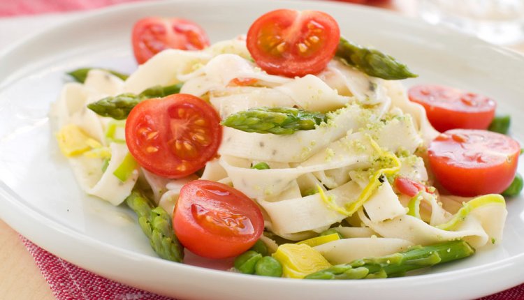 Tagliatelle met groene en witte asperges