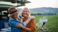 Twee vrouwen houden elkaar lachend vast