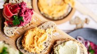 Verschillende soorten hummus op een plakje stokbrood