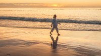 Vrouw wandelt langs de kust 