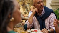 echtpaar zit te eten in een restaurant