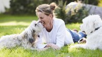 blije vrouw met honden