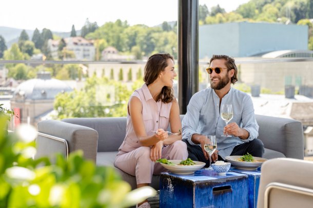 man en vrouw aan het eten