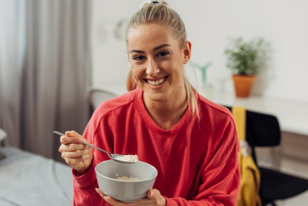 vrouw eet havermout in bed