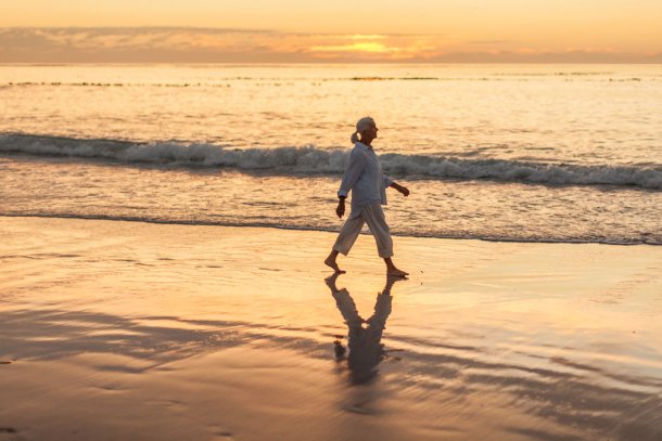 Vrouw wandelt langs de kust 