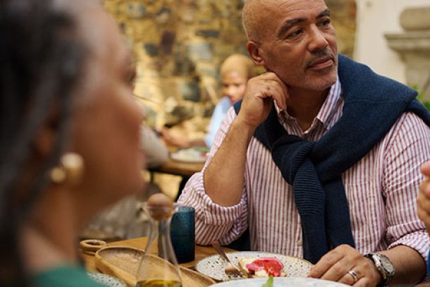 echtpaar zit te eten in een restaurant