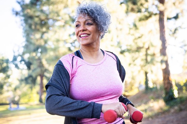 Vrouw aan het sporten in de buitenlucht