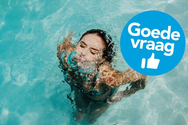 Vrouw kopje onder in het zwembad 